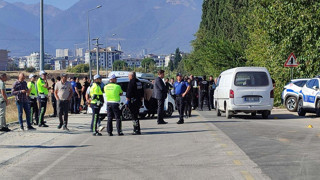 Plakasız araçla kamyonetin önünü kesip ateş açtı: Ölü ve yaralılar var!