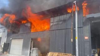 İstanbul'da korkutan yangın: Fabrika alevlere teslim oldu