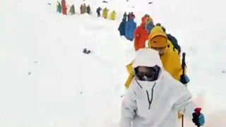 Dünyanın zirvesinde kabus: Bin kişi dağda mahsur kaldı!