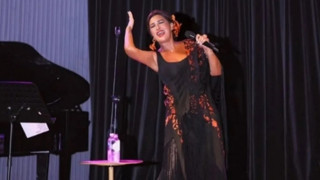 Tayt giyenlere savaş açmıştı... Konserindeki transparan tulumuyla olay oldu!