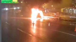15 Temmuz Şehitler Köprüsü'nde otomobil alev alev yandı