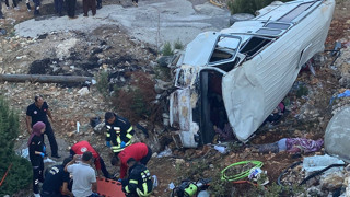 İşçi servisi şarampole devrildi: 4 ölü, 14 yaralı var