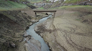 İstanbul'un burnunun dibindeki baraj kurudu, sular altındaki varlığı unutulan yol geri döndü!