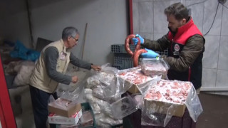 Mide bulandıran operasyon kamerada: Bakın vatandaşa ne yedireceklerdi!