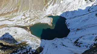 Türkiye'nin zirvesindeki kalpli gölünde aksiyon dolu uçuş