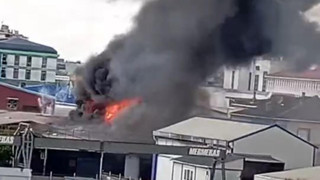 İstanbul'da korkutan yangın: Fabrika alevlere teslim oldu