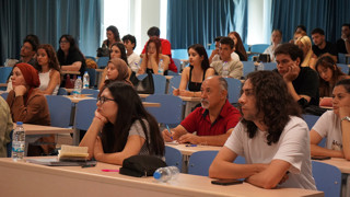 Yılllarca öğretmenlik yapıp emekli oldu; şimdi de 63 yaşında üniversite öğrencisi oldu!