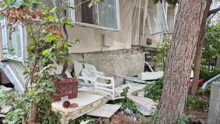 Tahliye kararı verilen binada korkulan oldu