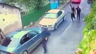 Şehir eşkıyaları rastgele ateş açıp bir genci kaçırdı!