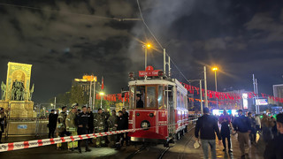 İstanbul'un Taksim'deki tarihi tramvayda korkutan yangın!