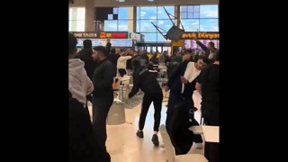 AVM'de şoke eden görüntüler: Sandalyeler havada uçuştu!