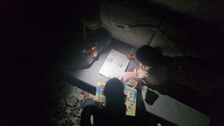 Tam 6 aydır kendi evlerinde karanlığa mahkum yaşıyorlar!