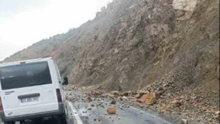 Sağanak sonrası kaya parçaları düştü; yol çöktü