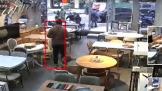 İstanbul'da kılpayı atlatılan facia kamerada: Bir araç insanların arasına daldı!