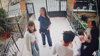 Akran zorbalığının böylesi görülmedi! 12 yaşındaki kızın kapısına bıçakla dayandılar