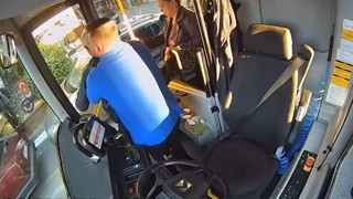 Otobüste nefesi kesilen emekli öğretmeni otobüs şoförü kurtardı