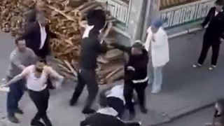 İstanbul'da sokak ortasında bıçaklı sopalı kavga