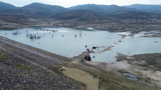 Bir barajın daha dibi göründü: Sular çekildi, adacıklar oluştu