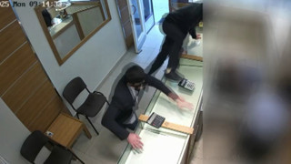 İstanbul'da yabancı uyruklu kuyumcu soyguncuları ve soygun anı kamerada!