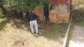 Annesini ve kız kardeşini darbeden psikopat kamerada...