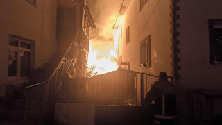 Bir sokağı alevler sardı: 3 ev ve 4 samanlık küle döndü