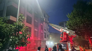 Apartmanın otoparkındaki araç alev aldı, patlamalar yaşanırken çok sayıda kişi mahsur kaldı!