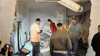 Daha önce bir greyder ve bir otobüsün çarptığı eve şimdi de kamyonet girdi!