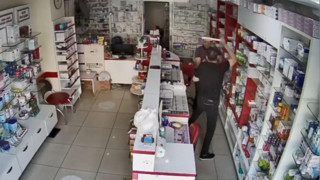 Eczacı kalfasına ''muadil ilaç'' dayağı! Önce sopa ardından bıçakla saldırdı