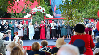 70 yaş ve üstü mankenlerle göz kamaştıran Cumhuriyet defilesi