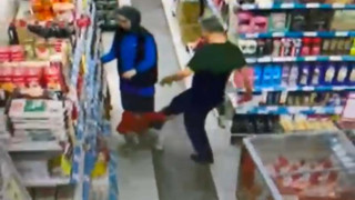 5 yaşındaki çocuğu tekmeleyerek dövdü... Çocuk yere düştü o vurmaya devam etti!