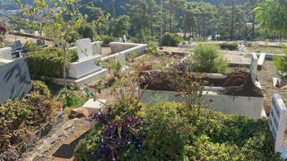 Ünlü tatil cenneti istila altında! Şimdi de mezarları talan ettiler