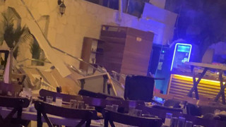 Eğlence mekanında kabus gecesi! Tavan üzerlerine çöktü