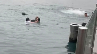 Engelli vatandaş denize düştü, 3 engelli vatandaş arkadaşları için denize atladı ama...
