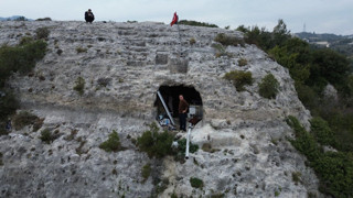Asrın felaketi sonrası mağaraya sığınan depremzede aile mağaralarına veda etmek zorunda kaldı