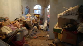 Annesinin öldüğünü 1 ay boyunca farketmeyip, cesediyle birlikte yaşamış!