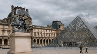 Dünyaca ünlü Louvre Müzesi soyuldu: Napolyon'un mücevherleri çalındı!