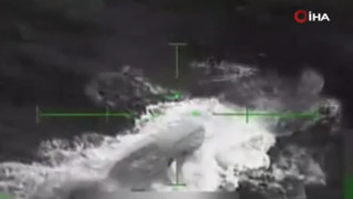 Şüpheli denizaltı hava kuvvetleri tarafından vuruldu: Operasyon anı kamerada