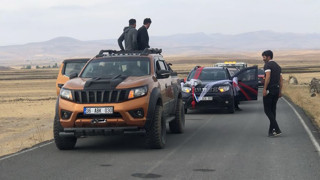 Muhtar düğün konvoyunu durdurup cami ve Kur'an kursu için zarf istedi