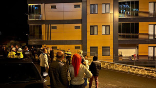 Çatlaklar oluşan 2 bina apar topar tahliye edildi; bina sakinleri isyan etti