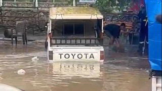 Sağanak yolları göle çevirdi; araçlar mahsur kaldı