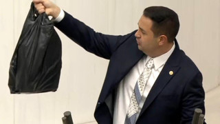 Meclis'te güne damga vuran kare: Kürsüye siyah poşetle çıktı