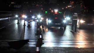 İstanbul'da akılalmaz olay: Viyadüğün derzi koptu; onlarca aracın lastği patladı, yaralılar var