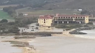 Sağanak yağış sonrası Gökçeada'da sel... Evler ve iş yerleri sular altında kaldı!