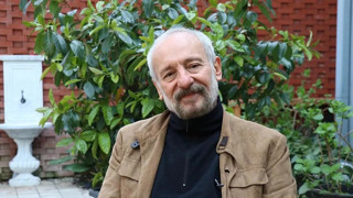 Ünlü tiyatrocudan şaşırtan itiraf: ''Seyirciyle tartıştıp koltuğa tekme attım!''