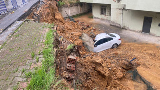 İstanbul'da korkunç olay: İstinat duvarı 3 arabayı kağıt gibi ezdi!