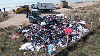 Tonlarca çöpü sahile dökerken suçüstü yakalandılar!