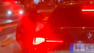 Trafik teröristi, tartıştığı kadını yol ortasında darp etti!