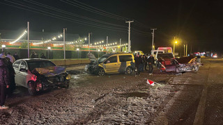3 aracın karıştığı kazada ortalık savaş alanına döndü: Yaralılar var