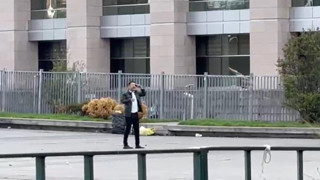 Adliye önünde başına silah dayadı, bacağına ateş etti!