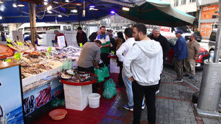 Karadeniz'de hamsi bereketi: Fiyatları gören kilo kilo aldı